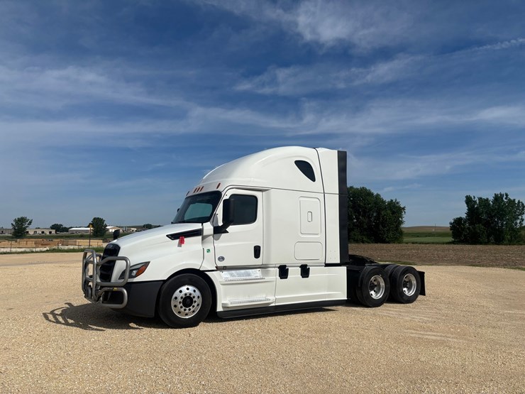 2022-freightliner-cascadia-126-image-1