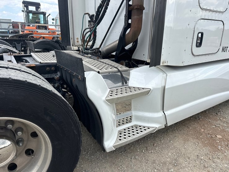 2014-kenworth-t660-image-22