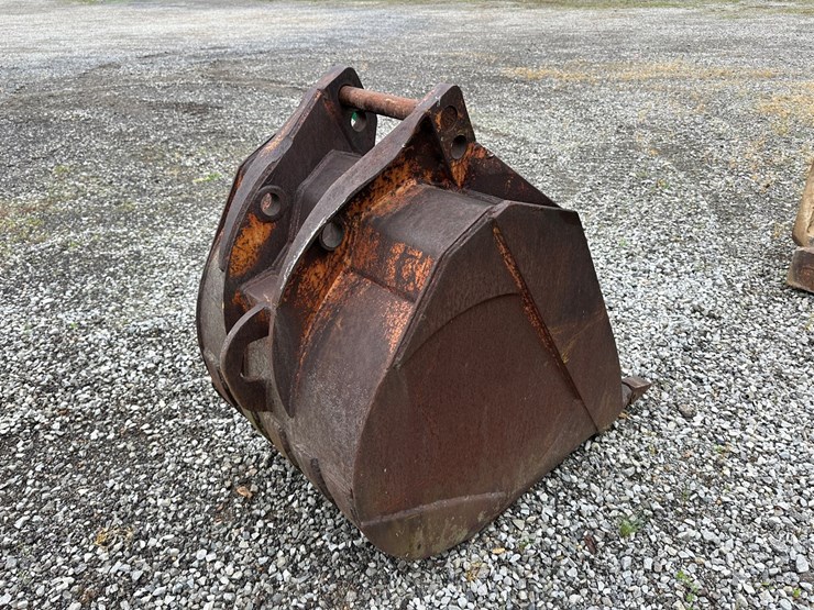 #4006-•-approx-34"-excavator-bucket-image-3