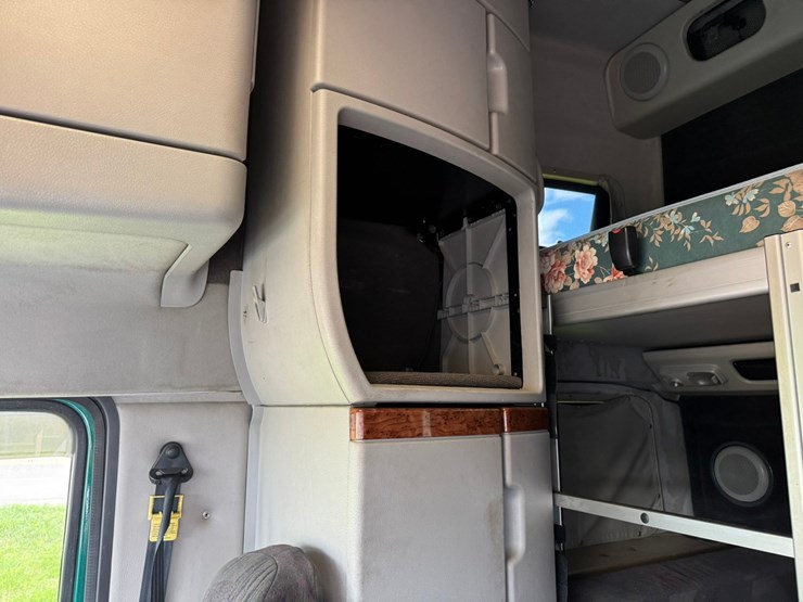 #1858-•-2007-volvo-10th-anniversary-series-sleeper-cab-truck-tractor-image-50
