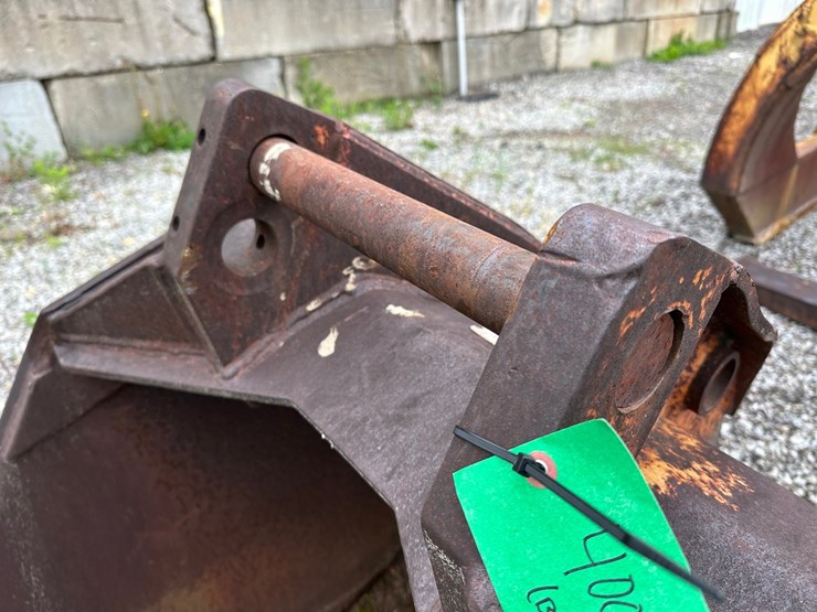 #4006-•-approx-34"-excavator-bucket-image-6