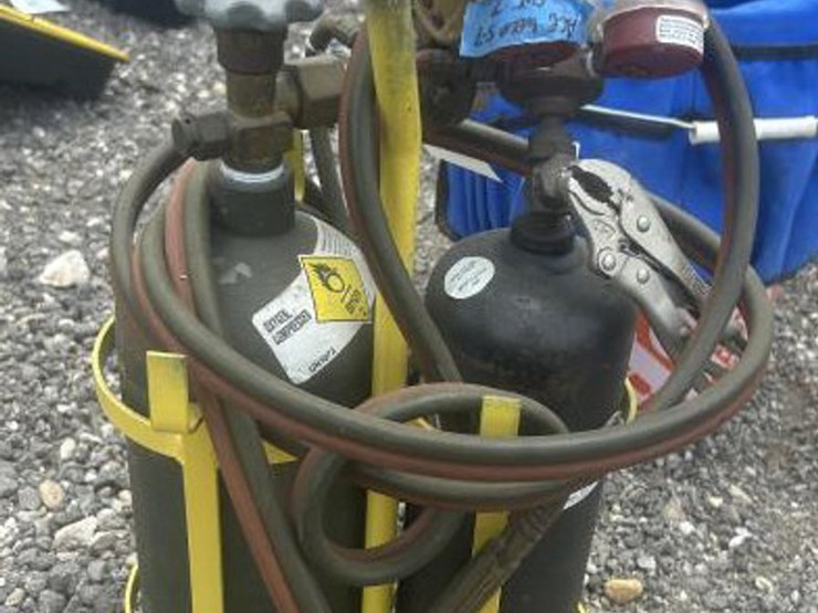 #237-•-oxy-fuel-torch-kit-w/-oxygen-&-fuel-cylinders-image-1