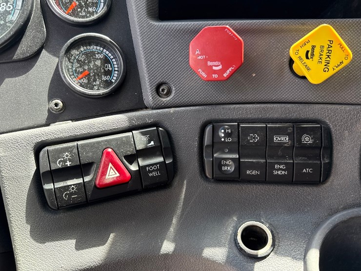 #60944-•-2016-freightliner-125-sleeper-cab-truck-tractor-image-75