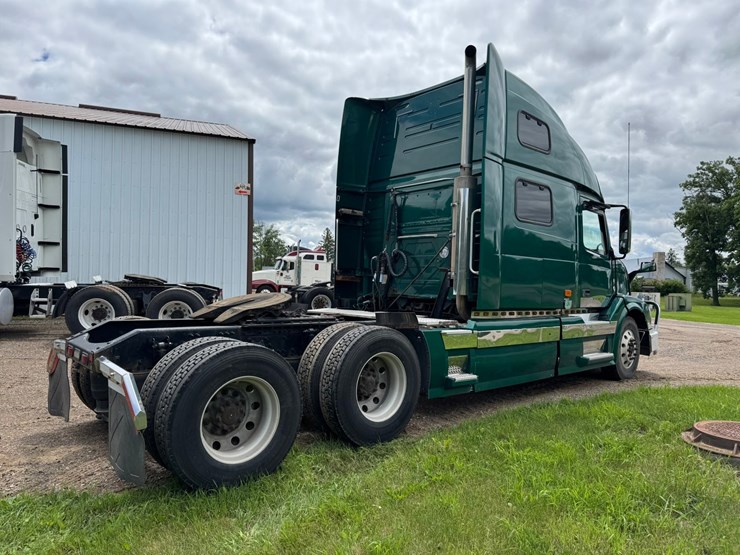 #1858-•-2007-volvo-10th-anniversary-series-sleeper-cab-truck-tractor-image-5