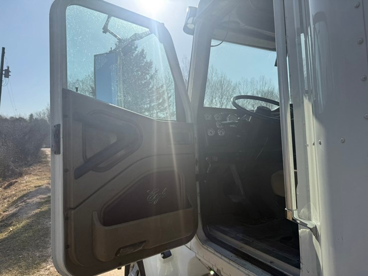 #1401-•-2005-international-9400i-6x4-sleeper-cab-truck-tractor-image-60