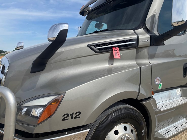 #2164-•-2022-freightliner-cascadia-pt126slp-sleeper-cab-truck-tractor-image-8