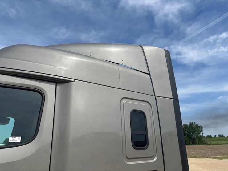 #2164-•-2022-freightliner-cascadia-pt126slp-sleeper-cab-truck-tractor-image-12