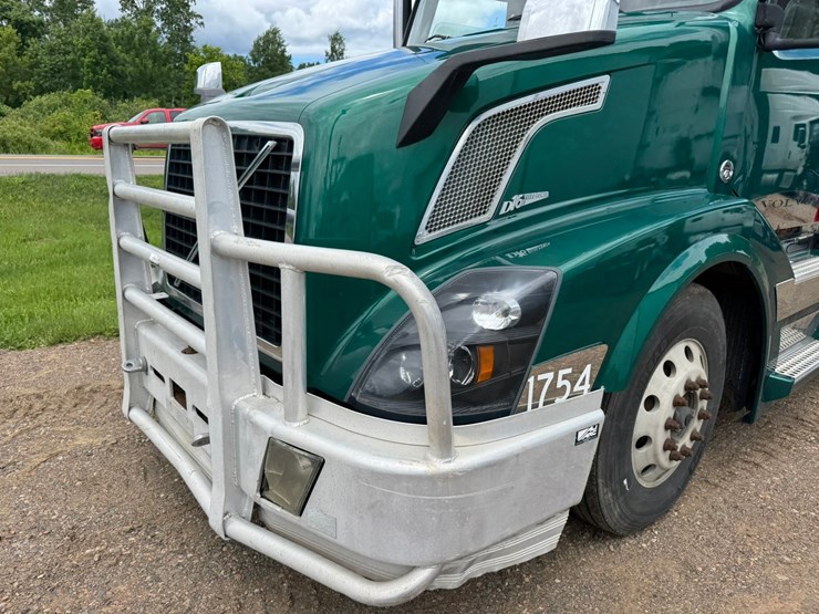 #1858-•-2007-volvo-10th-anniversary-series-sleeper-cab-truck-tractor-image-10