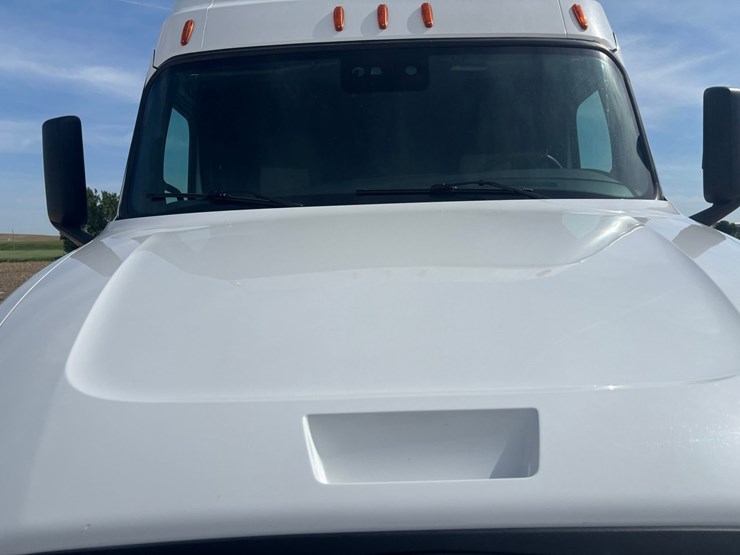 2022-freightliner-cascadia-126-image-23