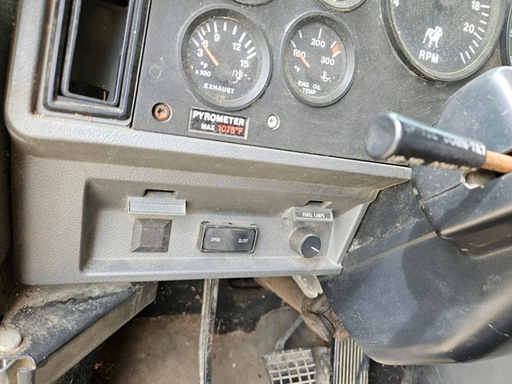 1993-mack-ch613-image-29