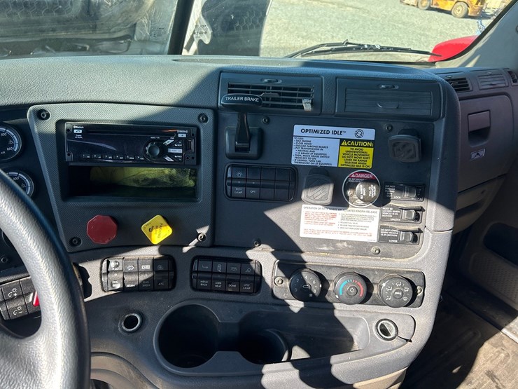 2017-freightliner-cascadia-125-image-78