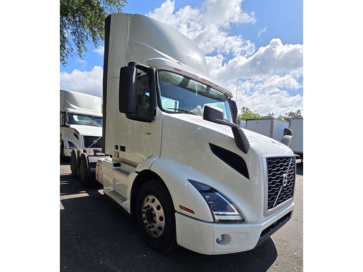 2022-volvo-vnr300-image-1
