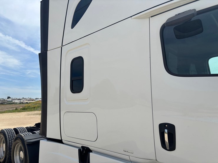 2021-freightliner-cascadia-126-image-31