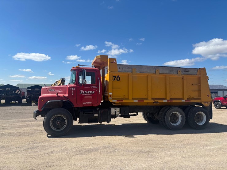 #2174-•-1984-mack-dm660-tandem-axle-dump-truck-image-1