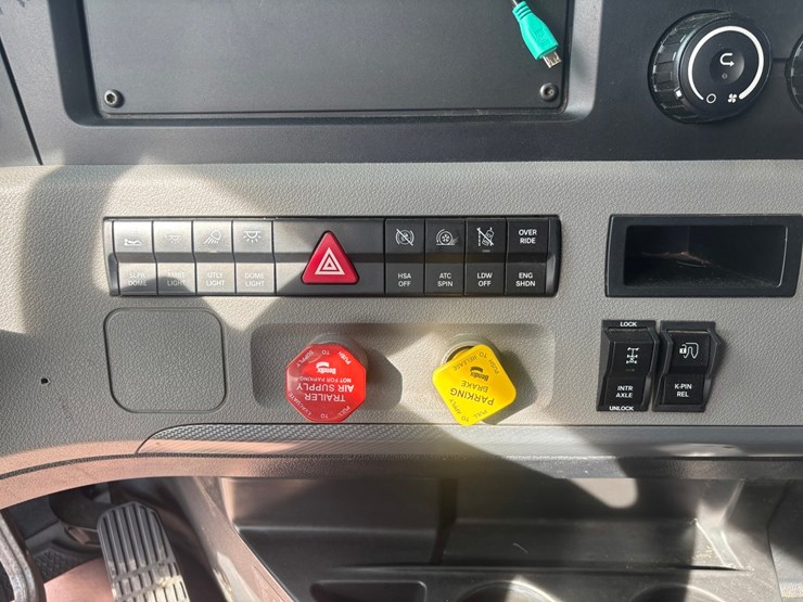 2022-freightliner-cascadia-126-image-62