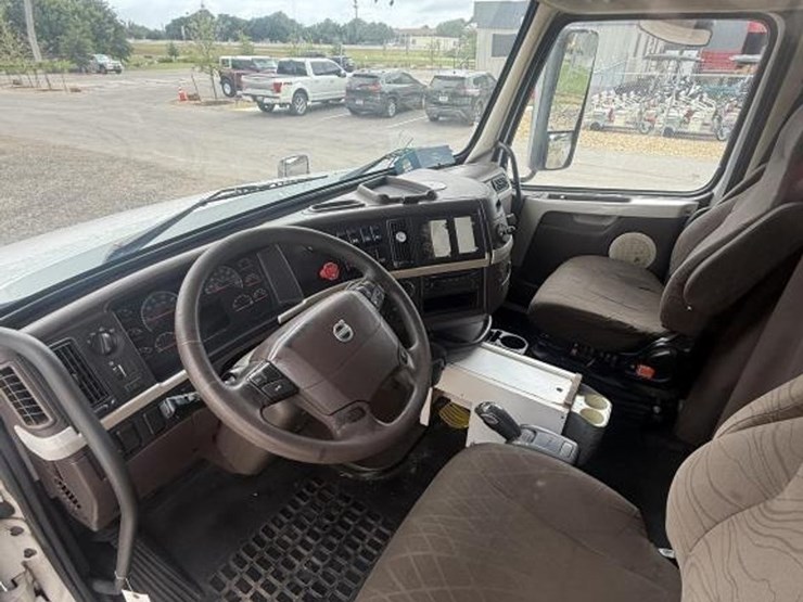 #14-•-2013-volvo-tractor-truck-730-model-image-16