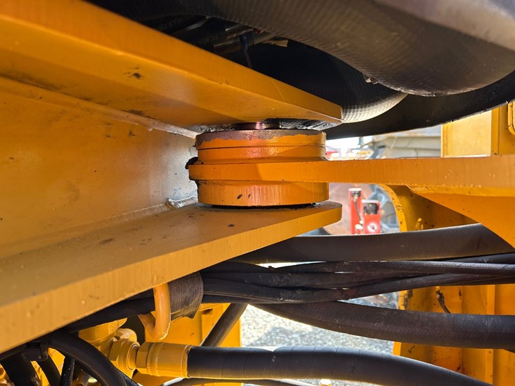 2012-deere-624k-image-34