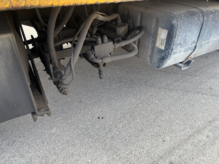 2005-gmc-t7500-image-77