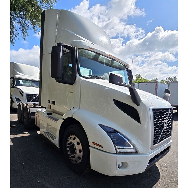 2022 VOLVO VNR300