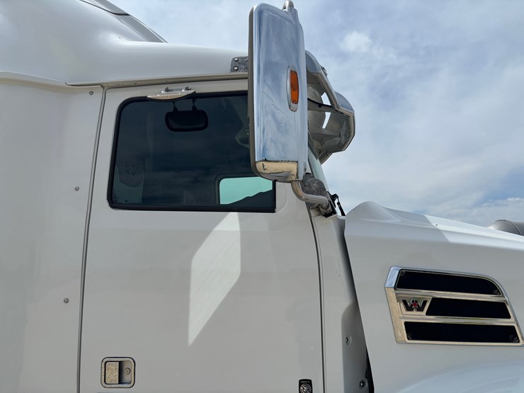 2020-western-star-5700xe-image-31