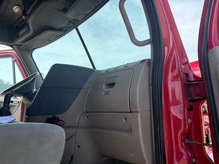 2017-freightliner-cascadia-125-image-43
