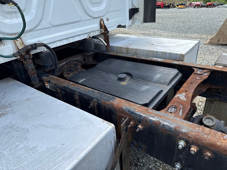 #60944-•-2016-freightliner-125-sleeper-cab-truck-tractor-image-33