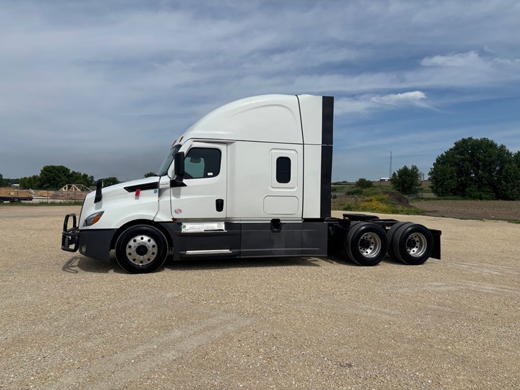 2021-freightliner-cascadia-126-image-1