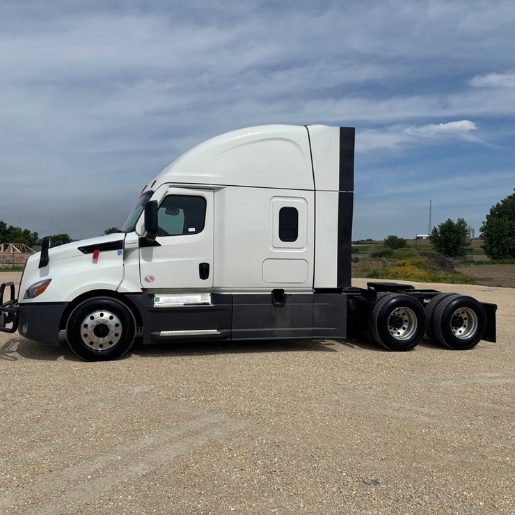 2021 FREIGHTLINER CASCADIA 126