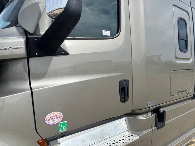 #2164-•-2022-freightliner-cascadia-pt126slp-sleeper-cab-truck-tractor-image-10