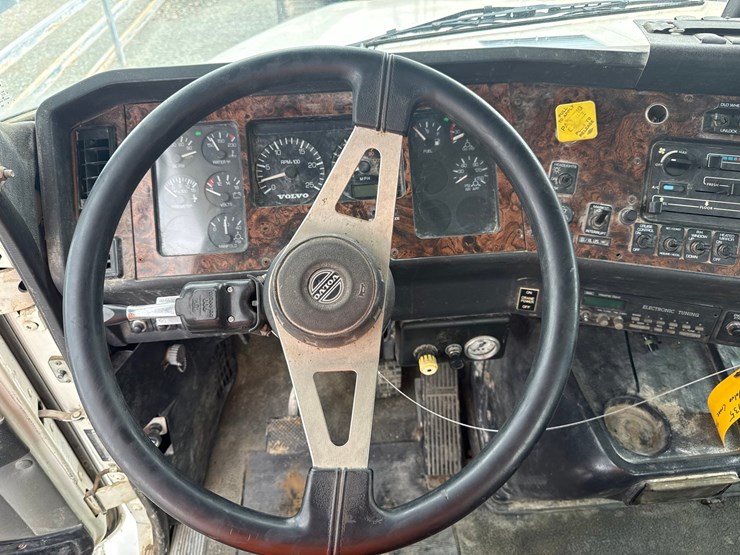 1999-volvo-wg64-image-116