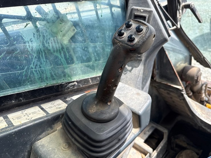 2015-deere-320e-image-39