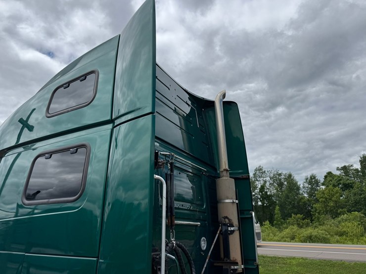 #1858-•-2007-volvo-10th-anniversary-series-sleeper-cab-truck-tractor-image-15