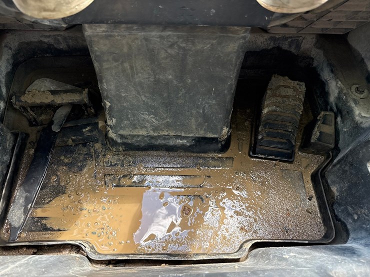 2015-deere-320e-image-41