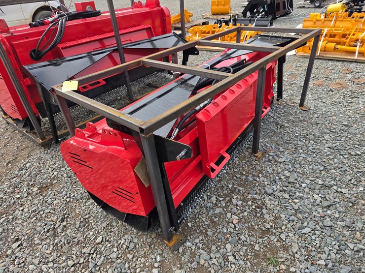 #6140-•-approx.-72"-unused-future-ft-72-skid-steer-mulcher-attachment-image-2