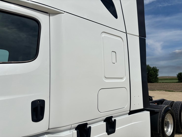 2022-freightliner-cascadia-126-image-12