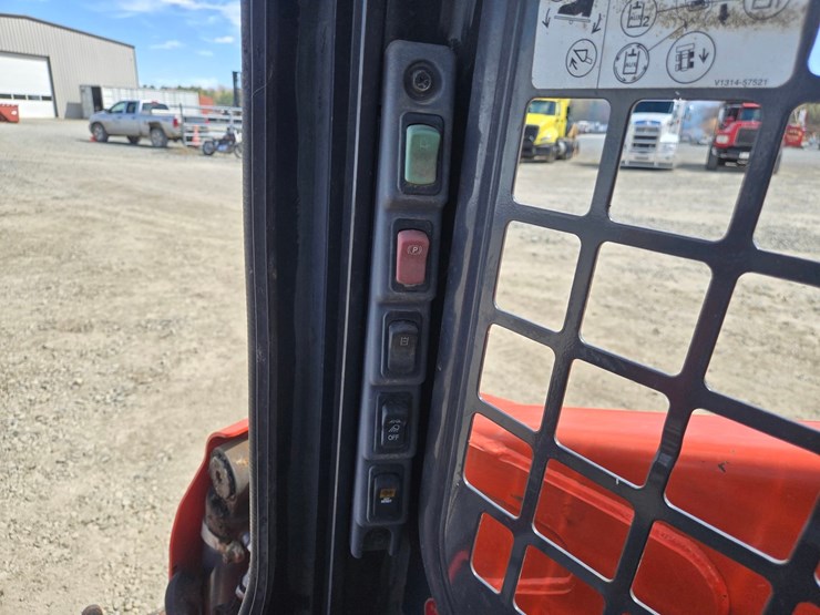 kubota-ssv75-image-40