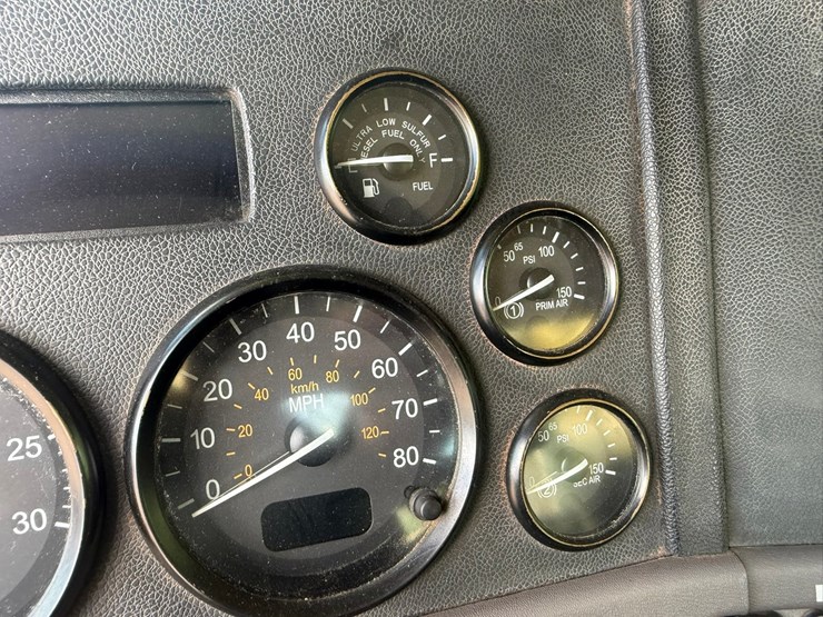 #1362-•-2010-peterbilt-day-cab-truck-tractor-image-105