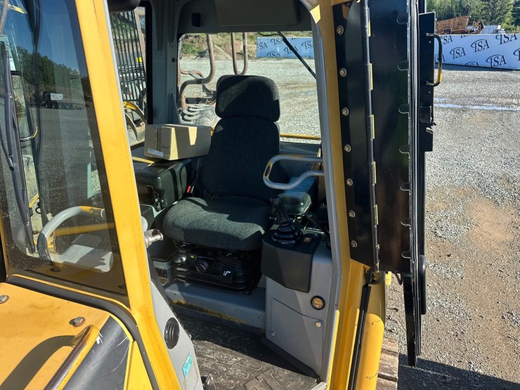 2004-caterpillar-d3g-xl-image-24