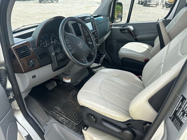 #2492-•-2014-mercedes-benz-airstream-motorhome-image-39