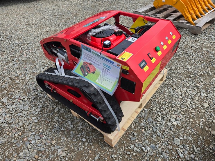 #6128-•-unused-future-ft750-remote-control-crawler-lawn-mower-image-2