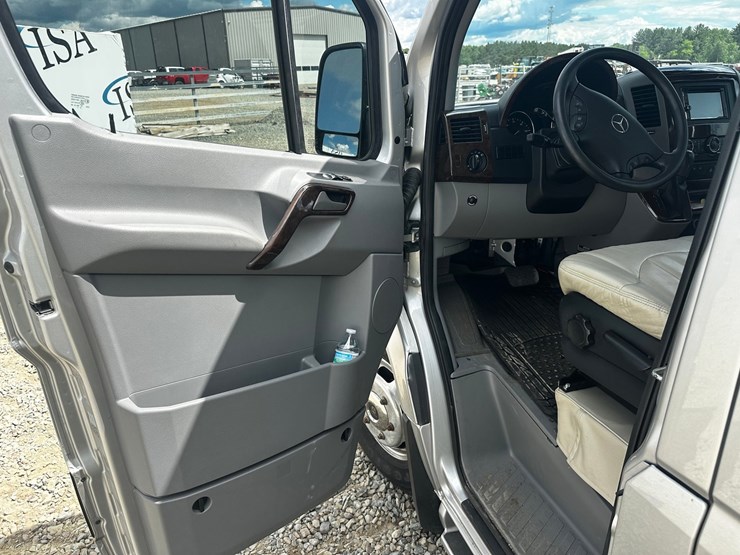 #2492-•-2014-mercedes-benz-airstream-motorhome-image-37