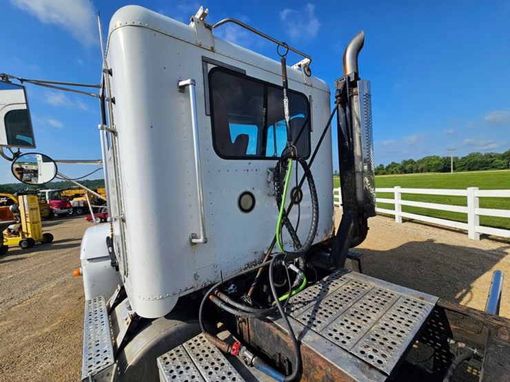2001-freightliner-fld120-image-29
