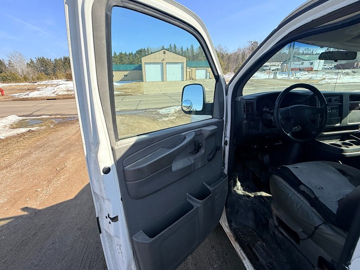 2004-chevrolet-3500-image-33