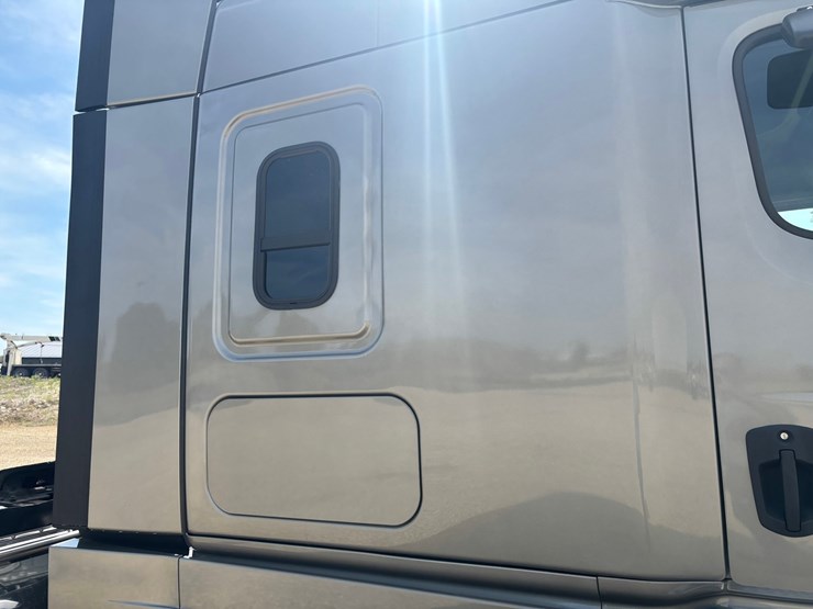 #2164-•-2022-freightliner-cascadia-pt126slp-sleeper-cab-truck-tractor-image-32