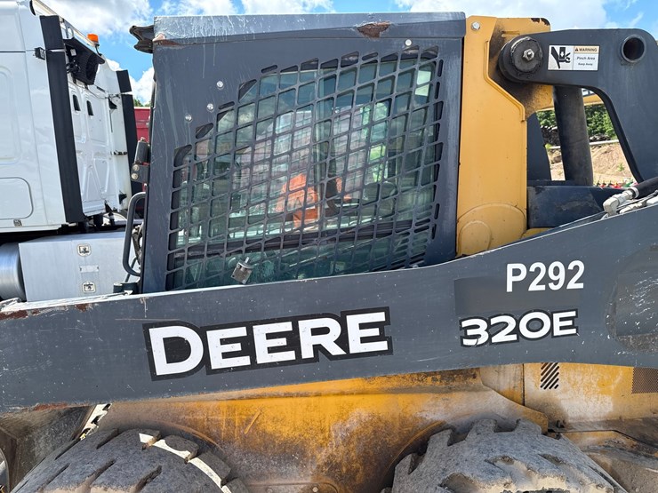 2015-deere-320e-image-18