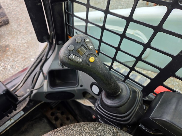 2020-bobcat-t740-image-31