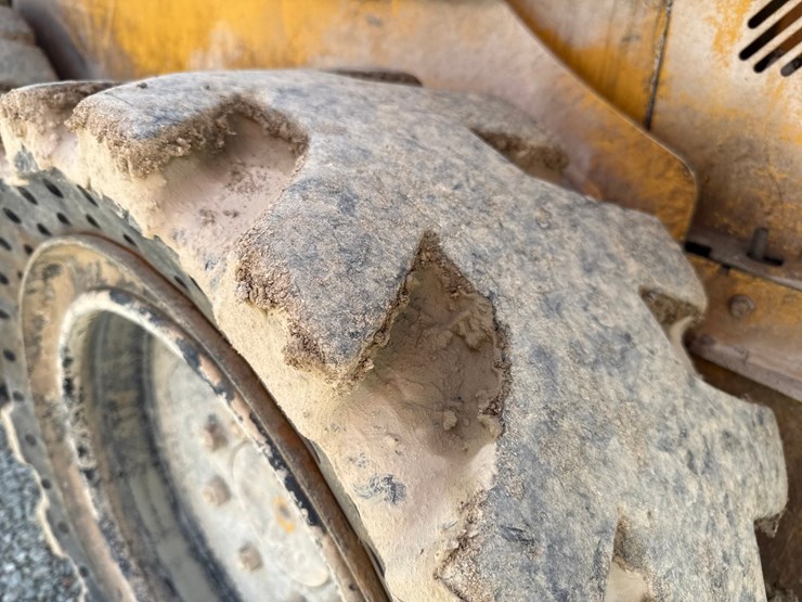 2015-deere-320e-image-50