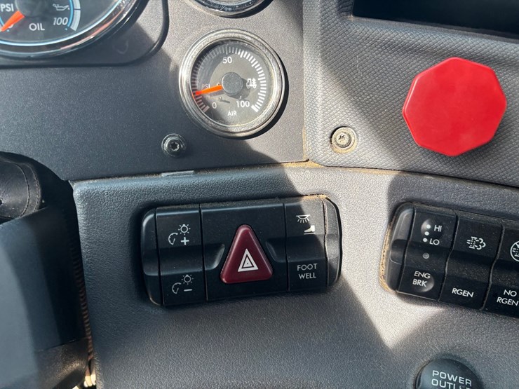 2017-freightliner-cascadia-125-image-49