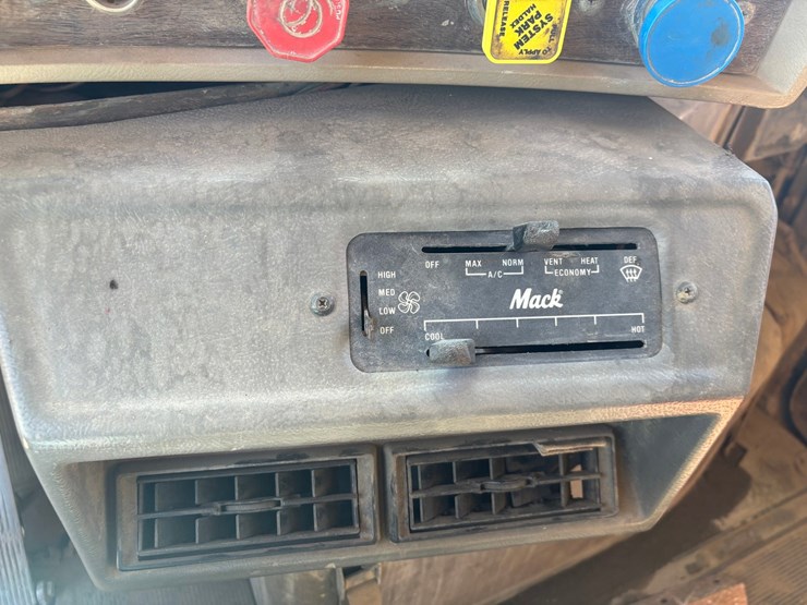 #2174-•-1984-mack-dm660-tandem-axle-dump-truck-image-39
