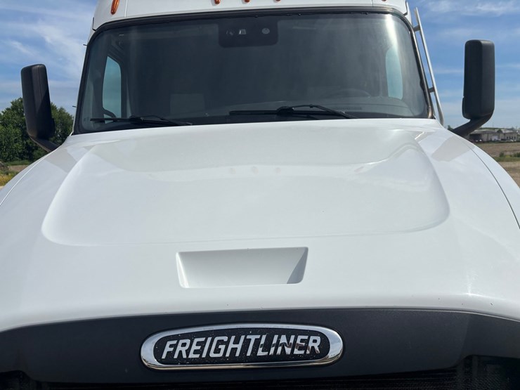 2022-freightliner-cascadia-126-image-22